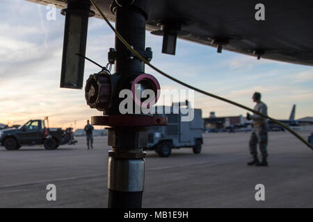 Avieri assegnato alla seconda preparazione logistica combustibili squadrone di volo per preparare un carburante B Stratofortress a Barksdale Air Force Base, La., Febbraio 9, 2018. Per il rifornimento di carburante di un aereo, una pompa del carburante è collegata alla pancia del piano da un orifizio del combustibile in terra sulla linea di volo. Foto Stock