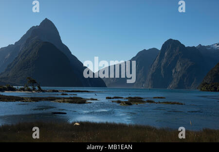 Visualizzazione classica di Mitre Peak e la bellissima Milford Sound, Fjordland,Nuova Zelanda Foto Stock