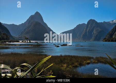 Visualizzazione classica di Mitre Peak e la bellissima Milford Sound, Fjordland,Nuova Zelanda Foto Stock