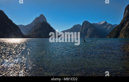 Visualizzazione classica di Mitre Peak e la bellissima Milford Sound, Fjordland,Nuova Zelanda Foto Stock