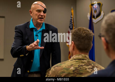 McClary Clebe, un ex U.S. Marine Corps primo tenente, parla a un pubblico di tattiche speciali aviatori assegnati al ventiquattresimo Special Operations Wing in campo Hurlburt, Florida, Febbraio 9, 2018. McClary, che hanno subito gravi lesioni durante la Guerra del Vietnam, utilizza la sua storia come un esempio di lungo termine resilienza nel volto di differenze schiaccianti. Foto Stock