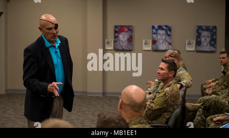 McClary Clebe, un ex U.S. Marine Corps primo tenente, parla a un pubblico di tattiche speciali aviatori assegnati al ventiquattresimo Special Operations Wing in campo Hurlburt, Florida, Febbraio 9, 2018. McClary, che hanno subito gravi lesioni durante la Guerra del Vietnam, utilizza la sua storia come un esempio di lungo termine resilienza nel volto di differenze schiaccianti. Foto Stock