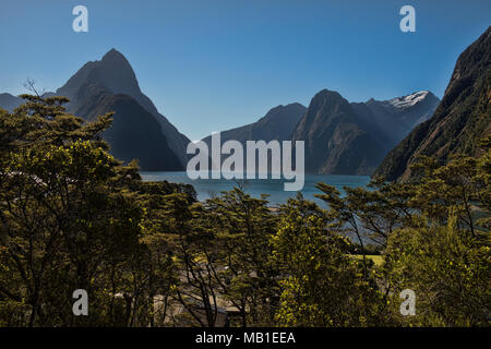 Visualizzazione classica di Mitre Peak e la bellissima Milford Sound, Fjordland,Nuova Zelanda Foto Stock