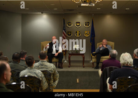 Ritirato Gen. Duncan McNabb e pensionati Chief Master Sgt. Mike Kerver discutere le lezioni apprese nel corso di tutta la loro carriera e rispondere alle domande poste da aviatori sulla leadership, prontezza e altri temi strategici durante un pannello di leadership febbraio 9th, 2018 a Little Rock Air Force Base, Ark. Team Little Rock è stata data la possibilità unica di parlare alla mobilità aviatori che per impostare la fase di come possiamo continuare a garantire agile ponte aereo di combattimento in tutto il mondo. Foto Stock