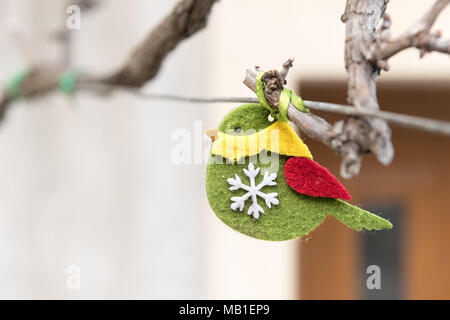 Piccola verde uccello artigianali realizzati in feltro appeso a un filo in Valun, Cherso Croazia Foto Stock