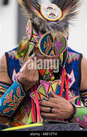 Il Veterano dell'esercito, Brian Hammill della nazione Ho-Chunk, applica la faccia della vernice prima di grand entry al ventottesimo annuale Museo sentito nel Campionato del Mondo Hoop dance contest presso l'Heard Museum in Phoenix, Arizona nel febbraio 10, 2018. Nella pubblica Native American hoop performance di danza, ballerini può utilizzare fino a 50 cerchi di fare formazioni che quando combinati trasportano una storia. Foto Stock