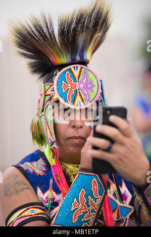 Il Veterano dell'esercito, Brian Hammill della nazione Ho-Chunk, applica la faccia della vernice prima di grand entry al ventottesimo annuale Museo sentito nel Campionato del Mondo Hoop dance contest presso l'Heard Museum in Phoenix, Arizona nel febbraio 10, 2018. Nella pubblica Native American hoop performance di danza, ballerini può utilizzare fino a 50 cerchi di fare formazioni che quando combinati trasportano una storia. Foto Stock