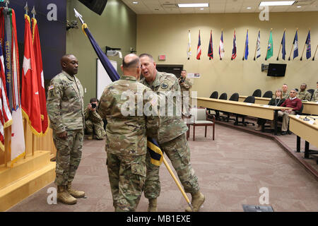 Il Mag. Gen. Kenneth Jones riceve una bandiera del Magg. Gen. Scottie Carpenter, il vice comandante dell esercito usa il comando di riserva. Jones ha assunto il comando della 81st disponibilità della divisione in una cerimonia di premiazione che si terrà a Fort Jackson, Sc, a 10:00 AM, 10 Febbraio 2018 Foto Stock