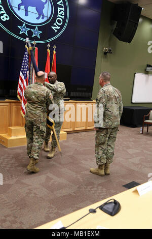 Il comando Sgt. Principali Maynard riceve il guidon da magg. Gen. Kenneth Jones. Jones ha assunto il comando della 81st disponibilità della divisione in una cerimonia di premiazione che si terrà a Fort Jackson, Sc, a 10:00 AM, 10 febbraio 2018. Foto Stock