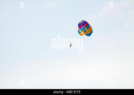 Una coppia di amanti della gente volare nel cielo blu Foto Stock