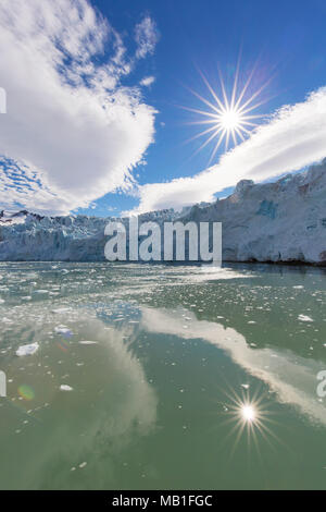 Smeerenburgbreen, ghiacciaio vicino Reuschhalvøya in Albert I terreni sfocia in Bjørnfjorden, parte interna di Smeerenburgfjorden, Svalbard, Norvegia Foto Stock