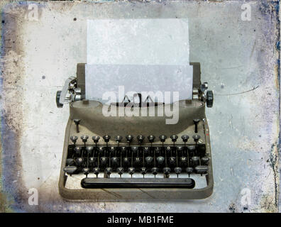 Macchina da scrivere vintage con pagina vuota pronta per la scrittura in un ambiente rustico Foto Stock