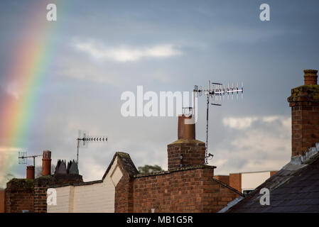 Rainbow di comignoli e tipico skyline britannico Foto Stock