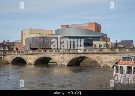 Il fiume Severn è molto alta accanto al teatro di Shrewsbury severn su questo caldo e soleggiato pomeriggio di primavera nel west midlands città di Shropshire Foto Stock