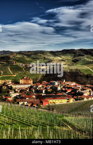 La città di Barolo con il castello Falletti, tra i vigneti, nel centro della zona dell'omonimo vino. Foto Stock