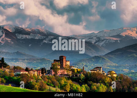 Il villaggio di Ciglié con il suo castello medievale, nelle Langhe in Piemonte. Sullo sfondo le Alpi Marittime e il monte Mindino. Foto Stock