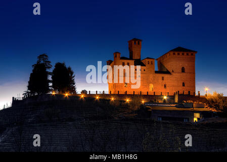 Il Premio Grinzane Cavour Castello (Patrimonio Mondiale dell'Unesco), sede dell'Alba tartufo bianco mondo d'asta, illuminato al calar della sera. Foto Stock