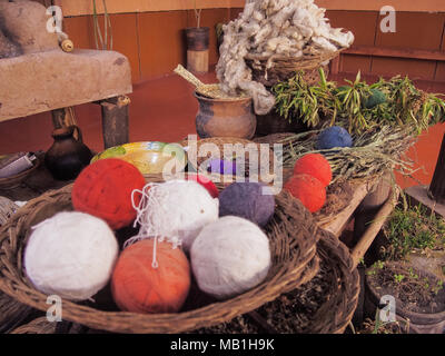 Il Perù diversi strumenti per rendere la lana di alpaca a mano e il colorante a colori Foto Stock