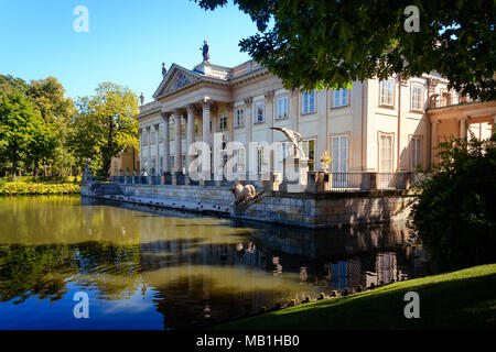 Lazienki Royal Terme Park a nord della facciata del palazzo sul isola, riflettendo nello stagno Varsavia, Polonia - 20 agosto 2009 Foto Stock