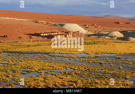 Miniera abbandonata accanto a Rio Putana, il Deserto di Atacama, Cile Foto Stock