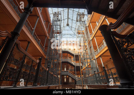 La lobby del Bradbury Building, 304 South Broadway at West 3rd Street nel centro di Los Angeles, California. Foto Stock