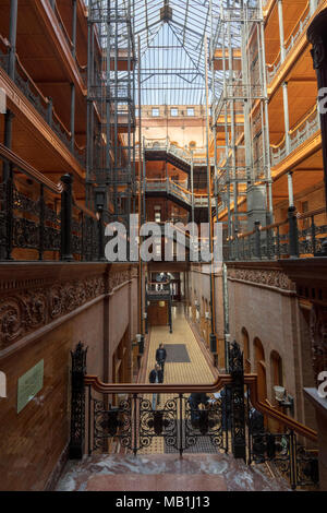 La lobby del Bradbury Building, 304 South Broadway at West 3rd Street nel centro di Los Angeles, California. Foto Stock