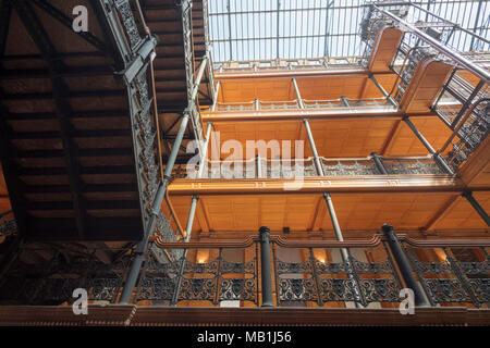 La lobby del Bradbury Building, 304 South Broadway at West 3rd Street nel centro di Los Angeles, California. Foto Stock