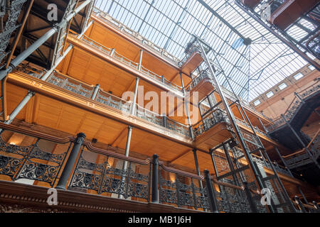 La lobby del Bradbury Building, 304 South Broadway at West 3rd Street nel centro di Los Angeles, California. Foto Stock