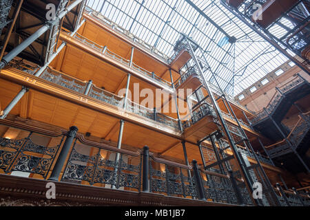 La lobby del Bradbury Building, 304 South Broadway at West 3rd Street nel centro di Los Angeles, California. Foto Stock