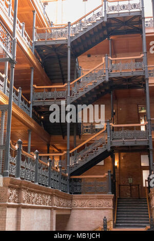 La lobby del Bradbury Building, 304 South Broadway at West 3rd Street nel centro di Los Angeles, California. Foto Stock