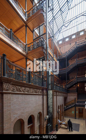 La lobby del Bradbury Building, 304 South Broadway at West 3rd Street nel centro di Los Angeles, California. Foto Stock