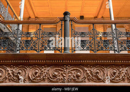 La lobby del Bradbury Building, 304 South Broadway at West 3rd Street nel centro di Los Angeles, California. Foto Stock