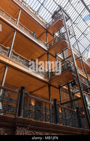 La lobby del Bradbury Building, 304 South Broadway at West 3rd Street nel centro di Los Angeles, California. Foto Stock