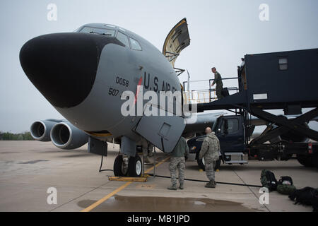 Istituto di medicina aeronautica squadrone di evacuazione dei membri da cinque aria Guardia Nazionale di unità di carico di apparecchiature mediche su un KC-135 Stratotanker, dal 507th Air Refuelling Wing, Tinker Air Force Base in Oklahoma, prima del completamento di in-flight training scenari a Tinker Air Force Base vicino a Oklahoma City, 27 marzo 2018. Il velivolo più opportunità di formazione programma (MATOP) è stata creata dall'Istituto di medicina aeronautica 137squadrone di evacuazione da Will Rogers Air National Guard Base in Oklahoma City nel 2012. (U.S. Air National Guard photo by Staff Sgt. Tyler Woodward) Foto Stock