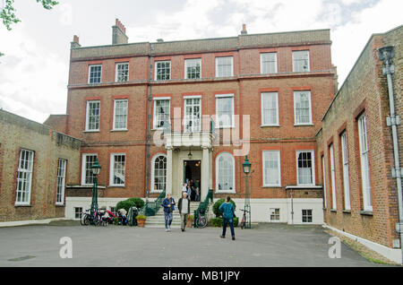 LONDON, Regno Unito - 17 settembre 2017: Visitatori all'entrata della storica casa cespuglioso, parte del National Physical Laboratory, su un open day in set Foto Stock