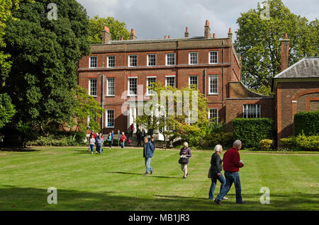 LONDON, Regno Unito - 17 settembre 2017: Visitatori godendo il sole nel giardino di casa cespuglioso, parte del National Physical Laboratory di Teddington, Foto Stock