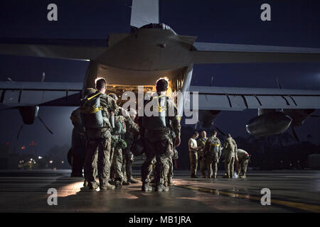 Avieri dalla base 820th gruppo di difesa e la 71st Rescue Squadron prepararsi per una static-line jump proficiency training, Marzo 30, 2018 a Moody Air Force Base, Ga. Il 820th BDG e la 71st RQS lavorano insieme spesso così i difensori e l'equipaggio possono mantenere le loro qualifiche. (U.S. Air Force photo by Staff Sgt. Ryan Callaghan) Foto Stock