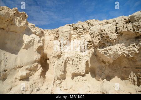 Pesantemente eroso fossilizzato dune di sabbia del Pliocene calcarenite, innalzate le rocce sedimentarie, monumento naturale di Ajuy (Puerto de la Pena), Fuerteventura Foto Stock