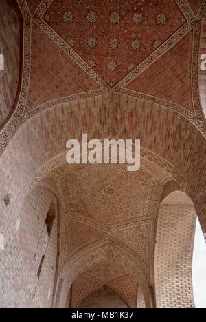 Dettaglio di stucco in gallerie del Mausoleo di Uljaytu, Sultaniyya, Iran Foto Stock