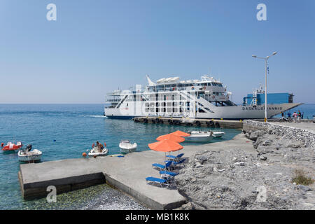 Traghetto sul molo, Agia Roumeli, Sfakia, Regione di Chania, Creta (Kriti), Grecia Foto Stock