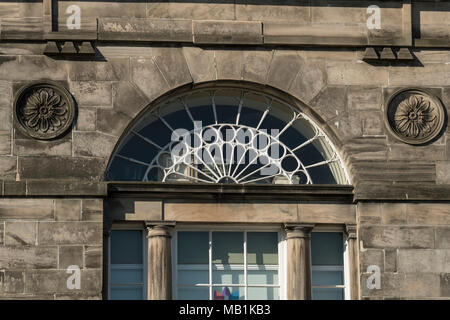 Il vecchio edificio dell'Accademia costituisce il fulcro delle Rose terrazza, un raffinato esempio di architettura Georgiana a Perth, Scotland, Regno Unito Foto Stock