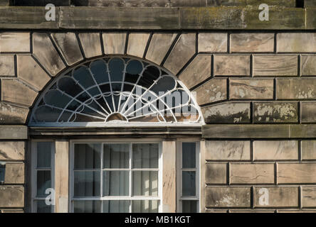 Il vecchio edificio dell'Accademia costituisce il fulcro delle Rose terrazza, un raffinato esempio di architettura Georgiana a Perth, Scotland, Regno Unito Foto Stock