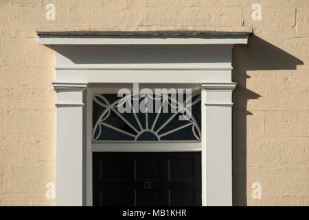 Dettaglio di un portale in stile georgiano con ritaglio da un rinnovato townhouse in rosa terrazza, Perth, Scotland, Regno Unito Foto Stock