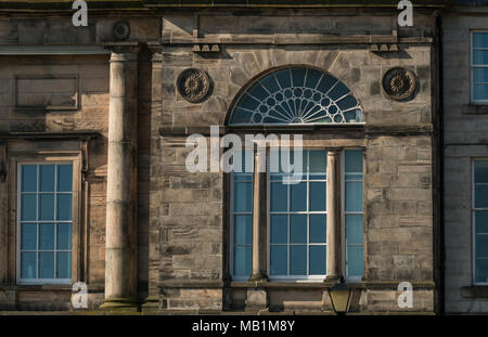 Il vecchio edificio dell'Accademia costituisce il fulcro delle Rose terrazza, un raffinato esempio di architettura Georgiana a Perth, Scotland, Regno Unito Foto Stock