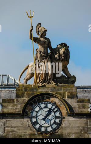 Il Georgian vecchio edificio dell'Accademia nella terrazza di Rose è stata alterata nel tardo 1880 guadagnando una statua di Britannia con Lion sul parapetto, Perth,UK. Foto Stock