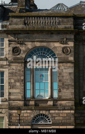 Il vecchio edificio dell'Accademia costituisce il fulcro delle Rose terrazza, un raffinato esempio di architettura Georgiana a Perth, Scotland, Regno Unito Foto Stock