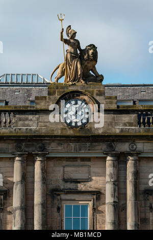 Il Georgian vecchio edificio dell'Accademia nella terrazza di Rose è stata alterata nel tardo 1880 guadagnando una statua di Britannia con Lion sul parapetto, Perth,UK. Foto Stock