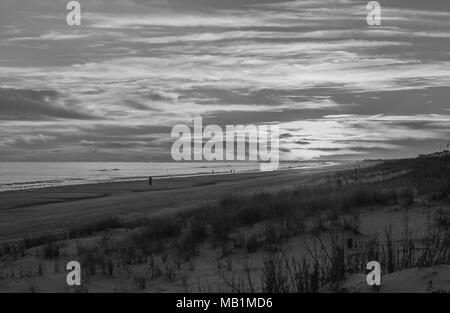 Tramonto con il fuoco nel cielo - Isola di Smeraldo Beach North Carolina. Vedere la bellezza del cielo come le nuvole si raccolgono nel dipinto di rosso, arancione, rosa, incandescente Foto Stock