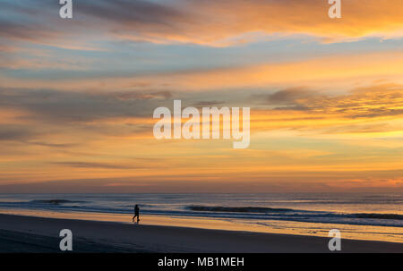 Tramonto con il fuoco nel cielo - Isola di Smeraldo Beach North Carolina. Vedere la bellezza del cielo come le nuvole si raccolgono nel dipinto di rosso, arancione, rosa, incandescente Foto Stock