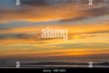 Tramonto con il fuoco nel cielo - Isola di Smeraldo Beach North Carolina. Vedere la bellezza del cielo come le nuvole si raccolgono nel dipinto di rosso, arancione, rosa, incandescente Foto Stock